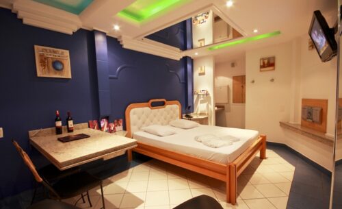 img-suite-luxo-c-sauna-mesa-classea-motel