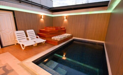 img-suite-piscina-sauna-e-ofuro-teto-solar-classea-motel